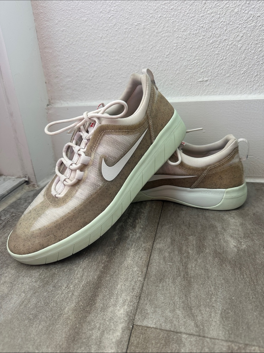Nike Men’s Beige and Mint Low-Top Sneakers